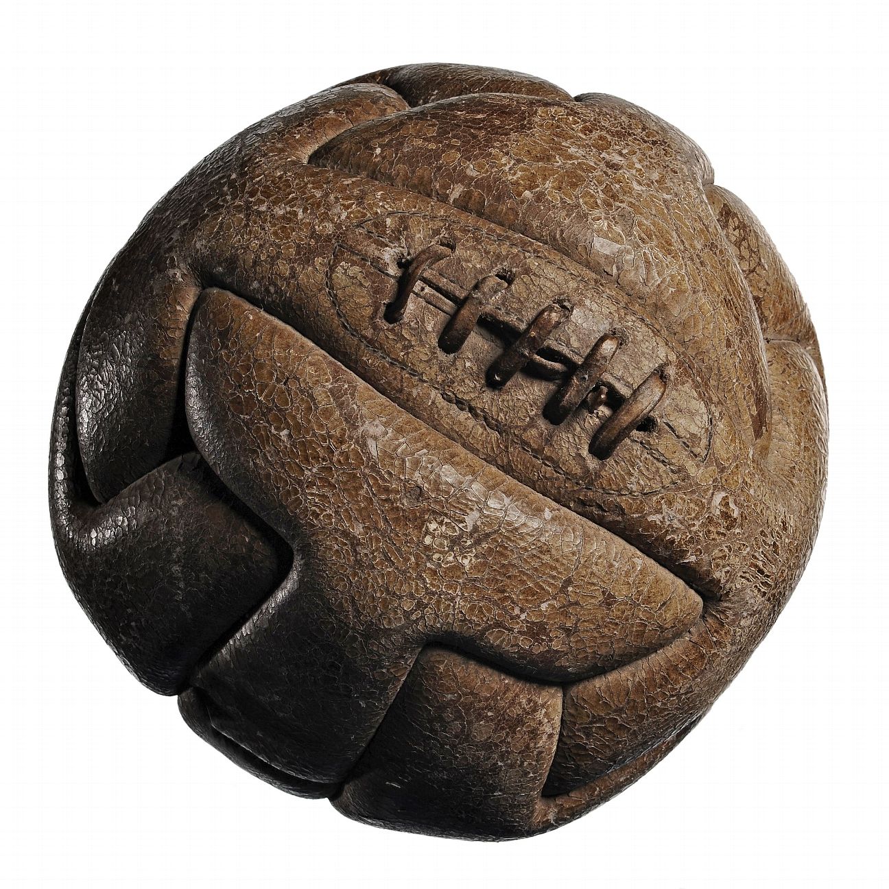 世界杯珍藏22件旧物：从首届决赛用球到经典奖牌